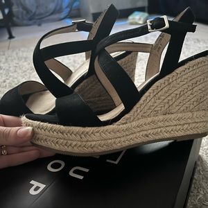 Black and Burlap Wedges